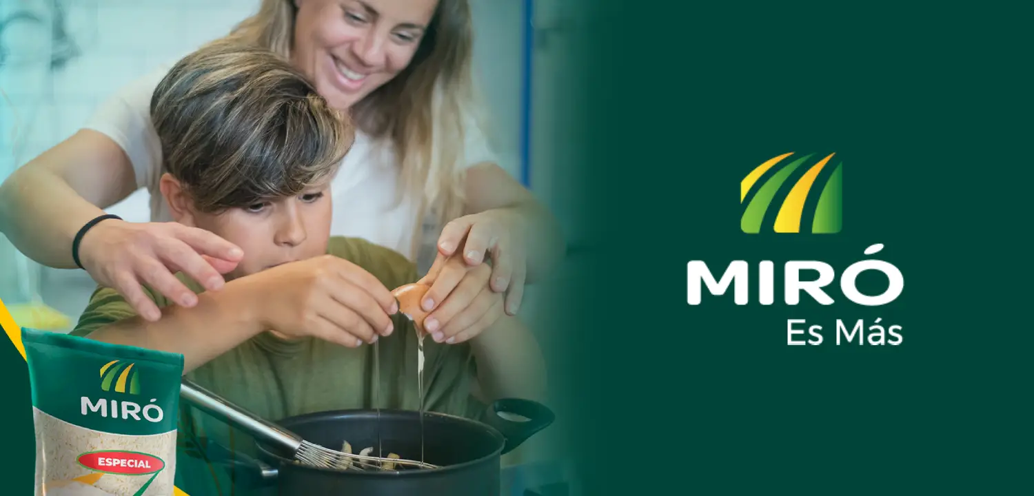 Familia cocinando con Arroz Miró
